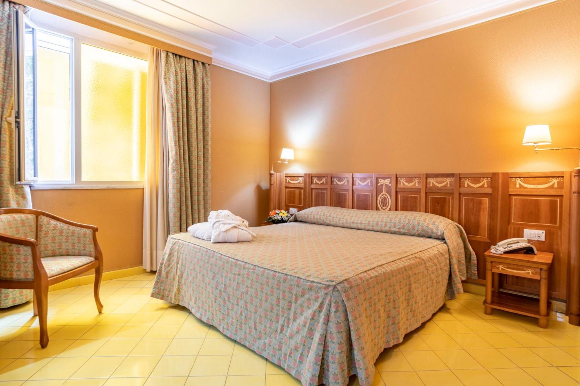 Grand Hotel La Pace (Adults Only) Сант'Агнело Екстериор снимка