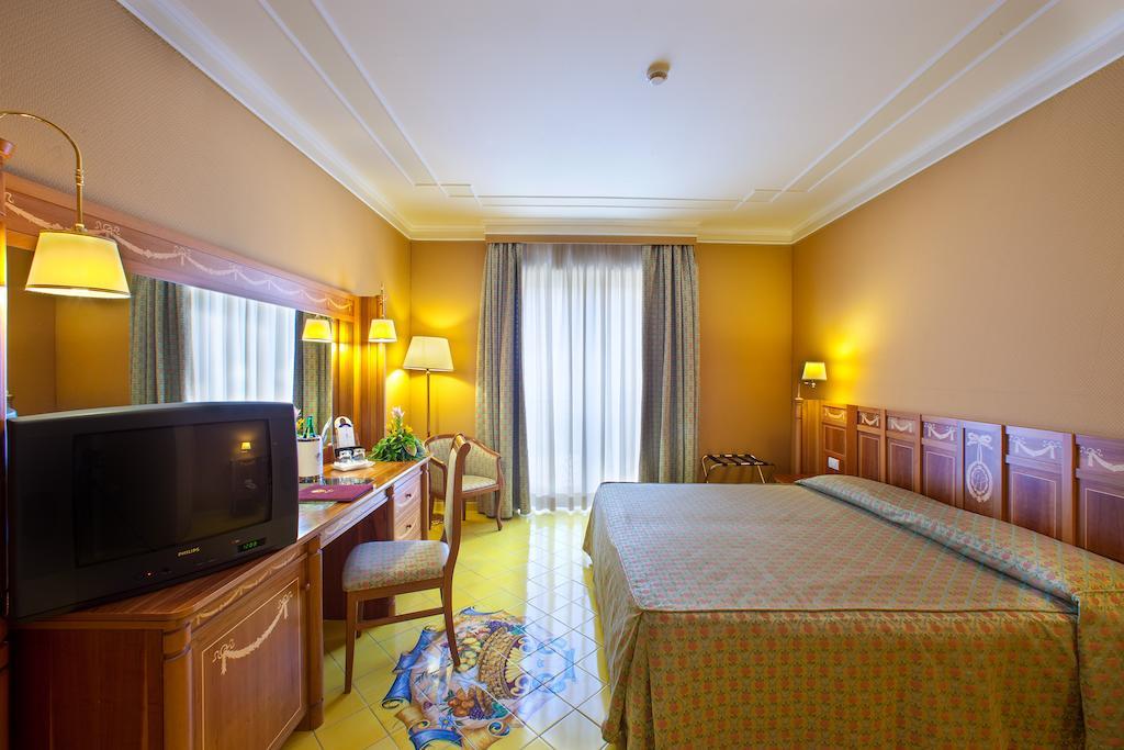Grand Hotel La Pace (Adults Only) Сант'Агнело Екстериор снимка